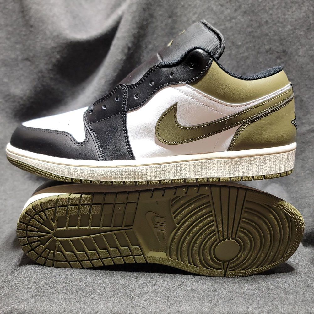 Nike Men's Black and White Sneakers - Picture 2 of 6